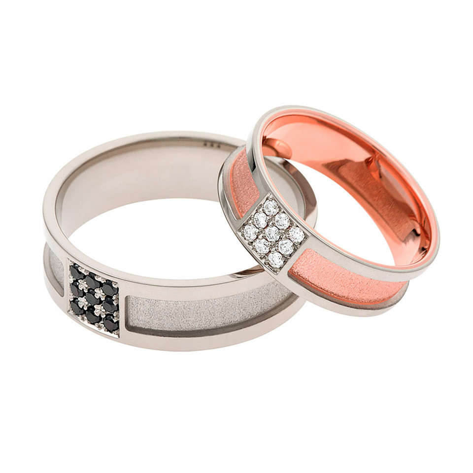 twee trouwringen met diamanten in wit en roségoud