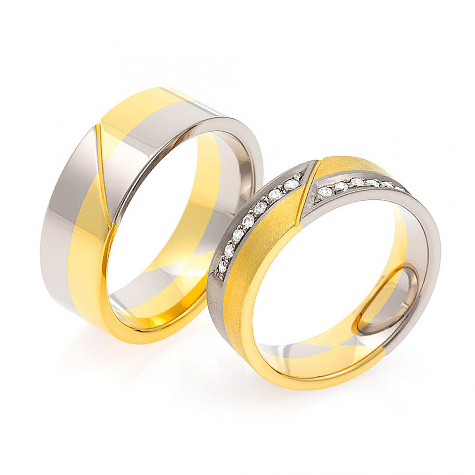 twee gele en witgouden trouwringen met diamanten