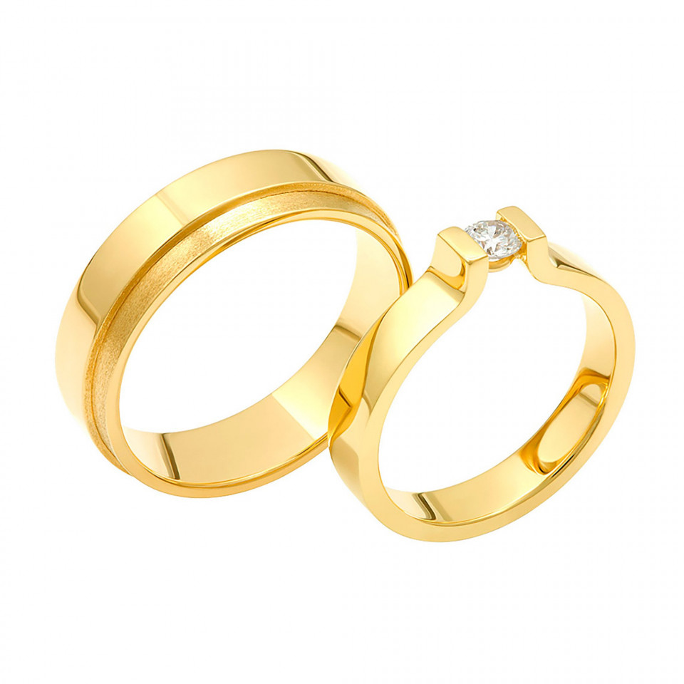 twee gele gouden trouwringen met diamanten