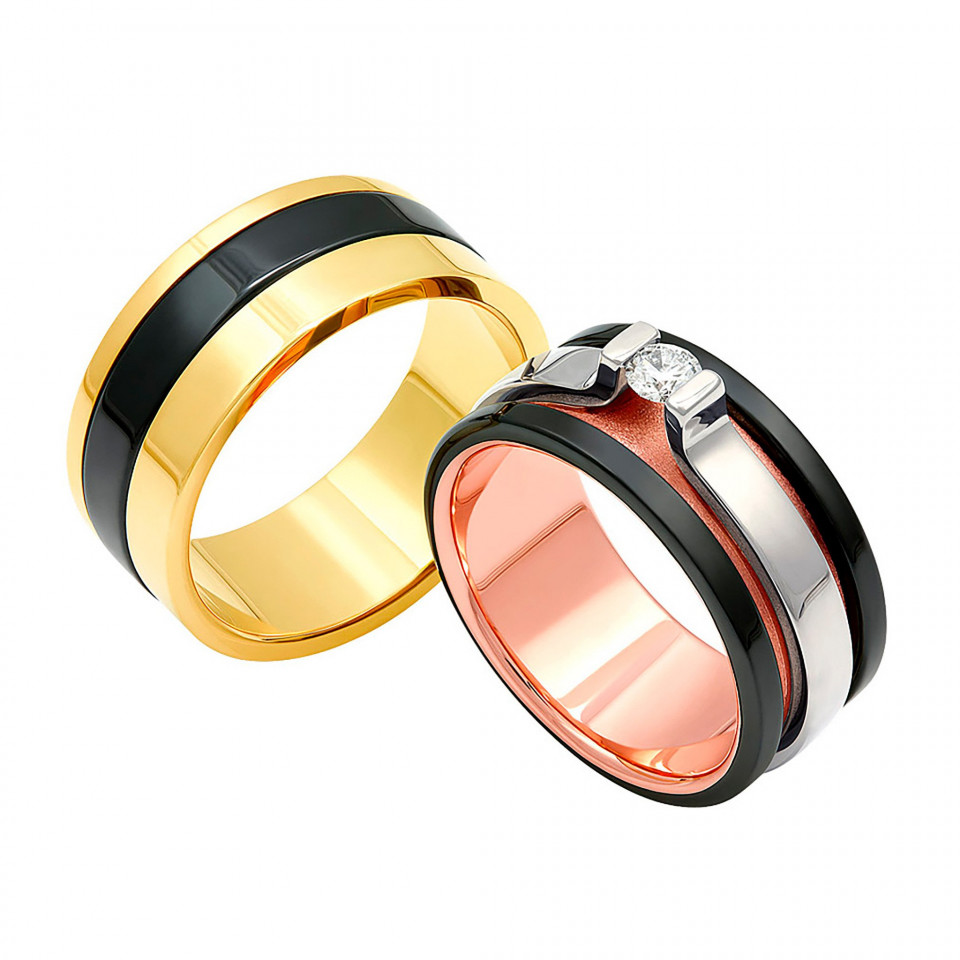 twee gouden en zwarte trouwringen met diamanten