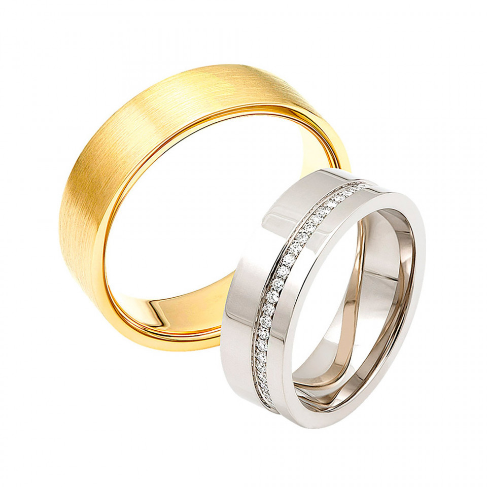 twee trouwringen met diamanten in goud en zilver