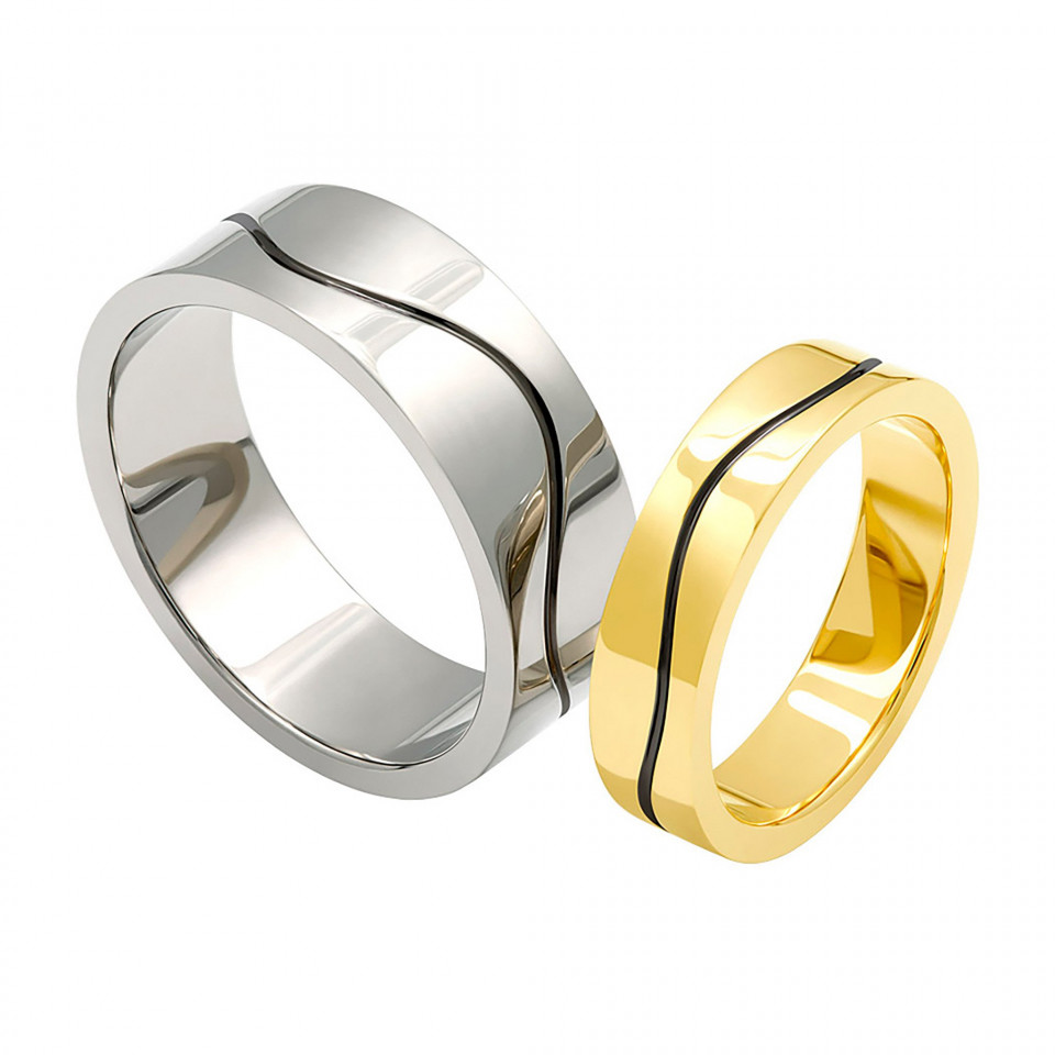 twee trouwringen met gouden en zilveren banden