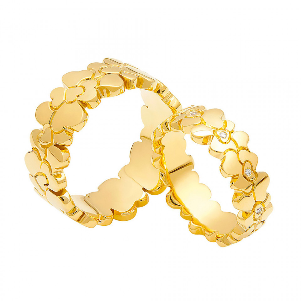 twee gouden ringen met harten en bloemen