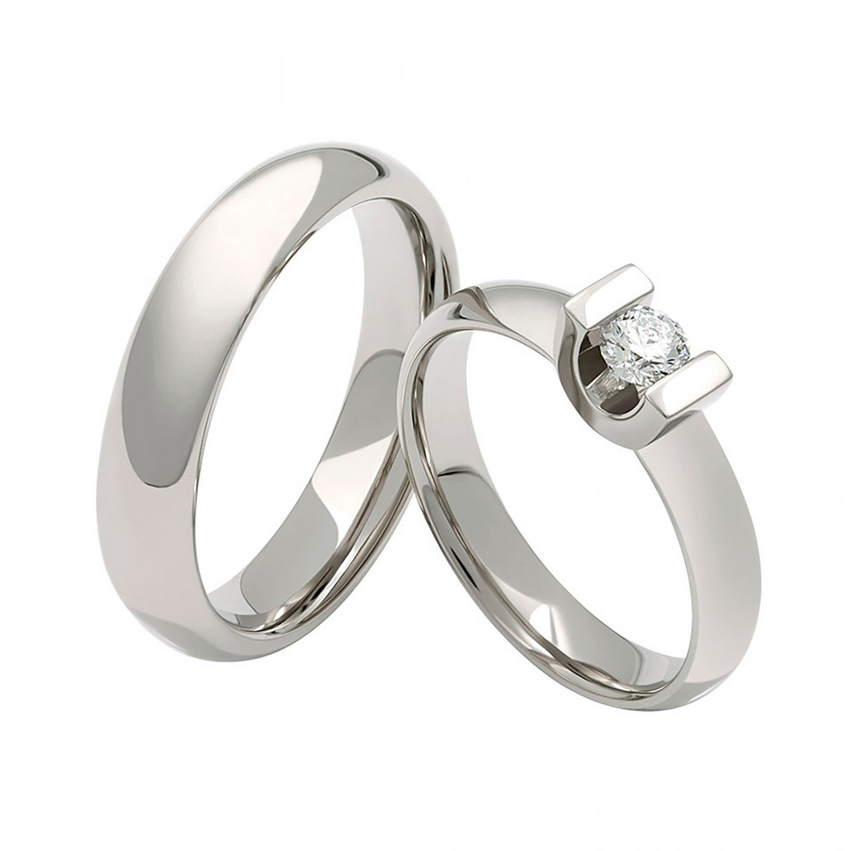 twee trouwringen met een diamant in het midden