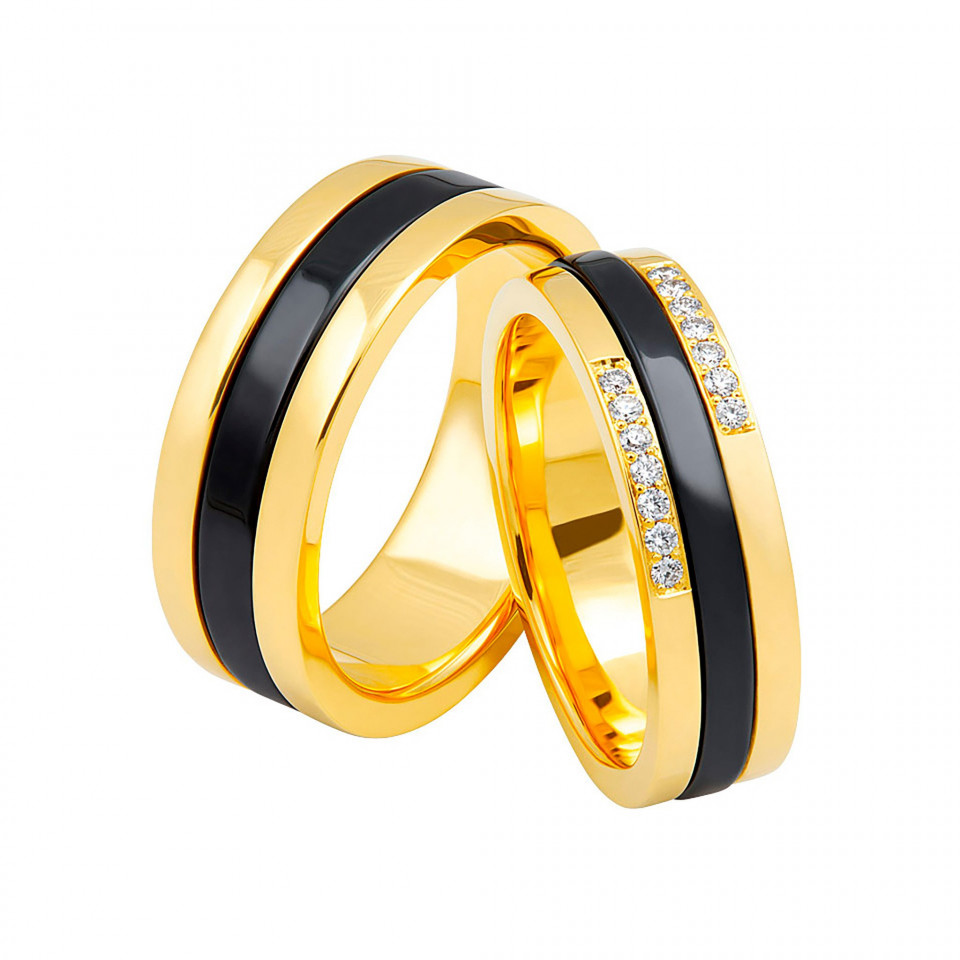 twee gouden en zwarte trouwringen met diamanten