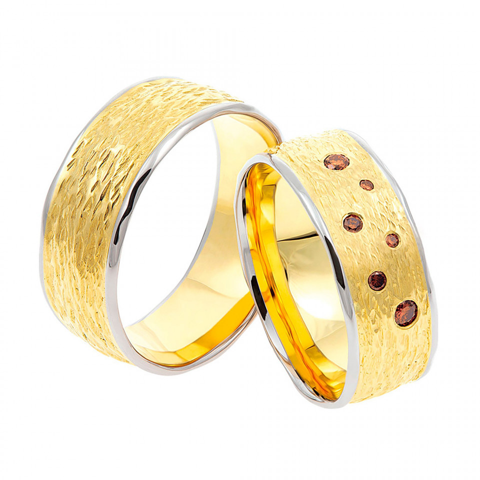 twee trouwringen met goud en bruine diamanten