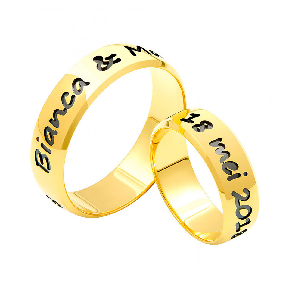 twee gouden trouwringen met de woorden liefde en huwelijk