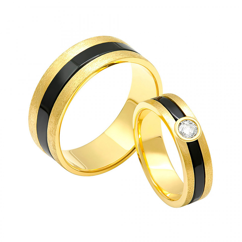 twee gouden en zwarte trouwringen met diamanten