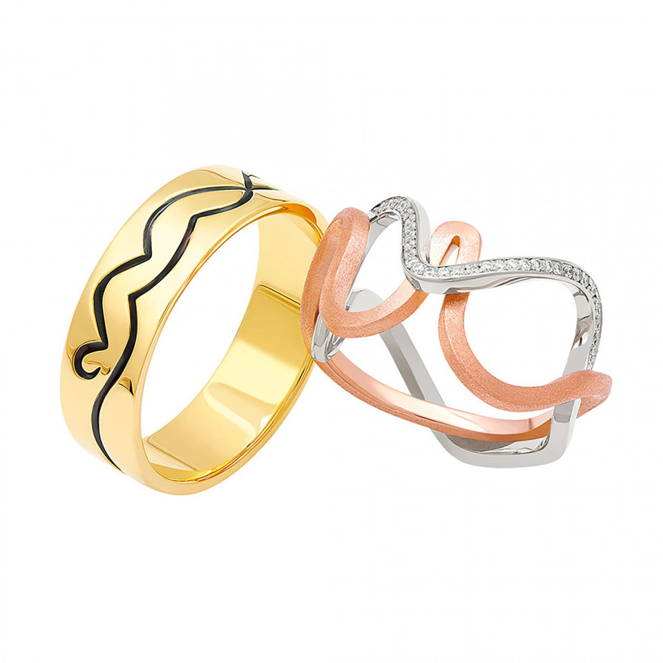 twee gouden en zilveren ringen met een hartontwerp