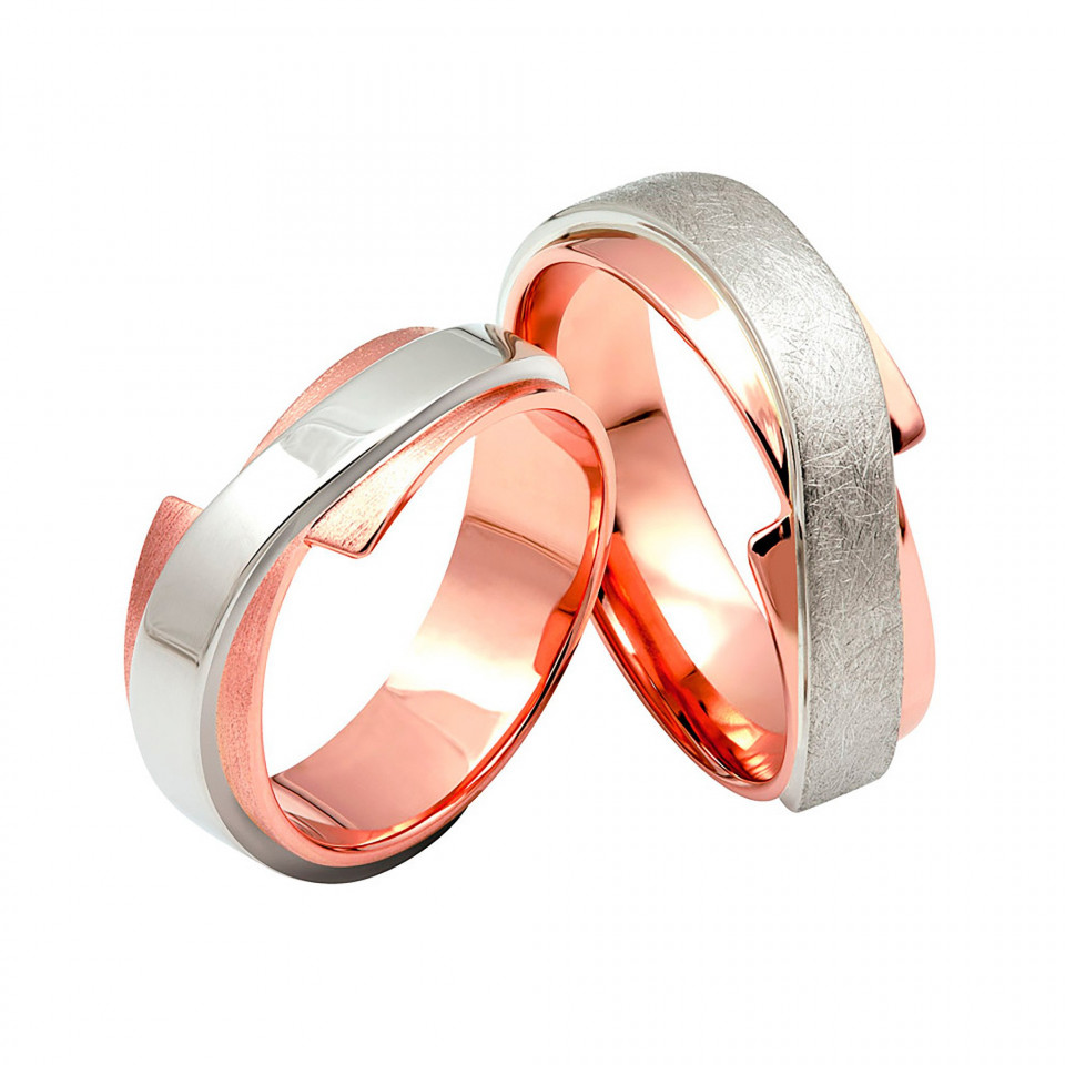 twee trouwringen met roségoud en zilver