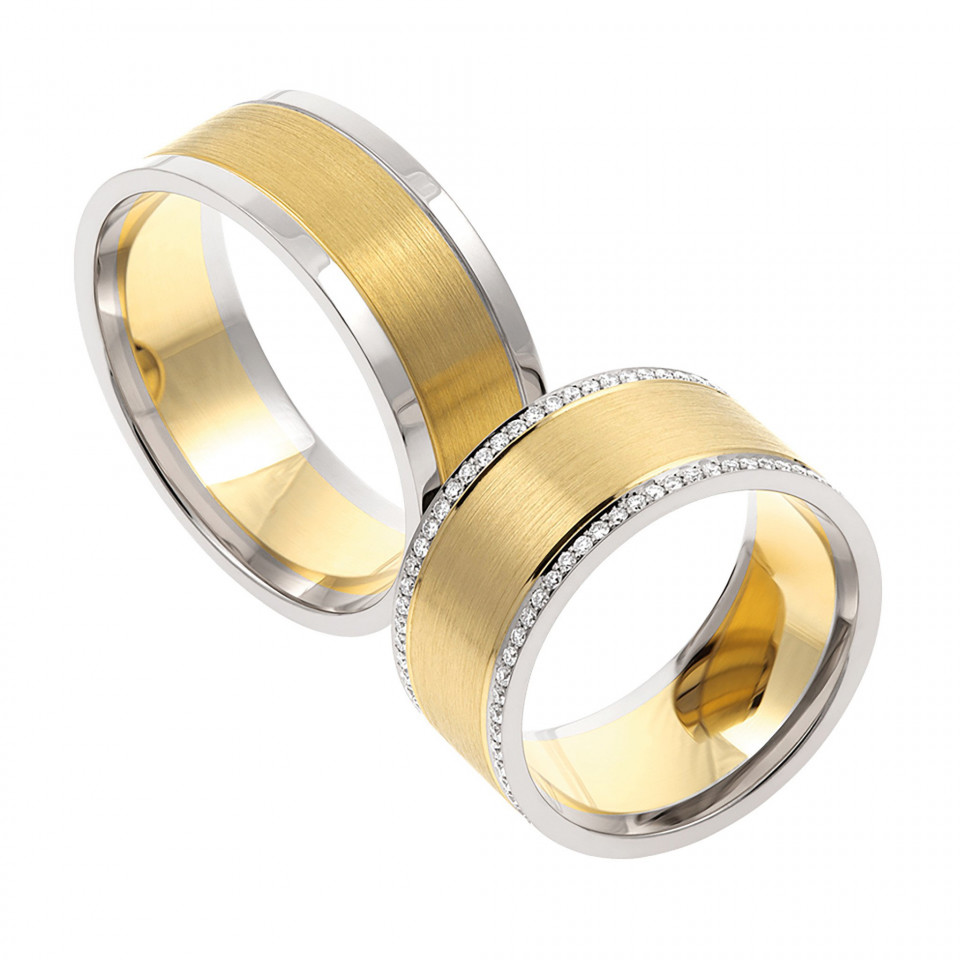 twee trouwringen met geelgoud en witte diamanten