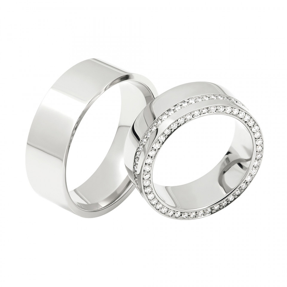 twee trouwringen met diamanten aan de zijkanten