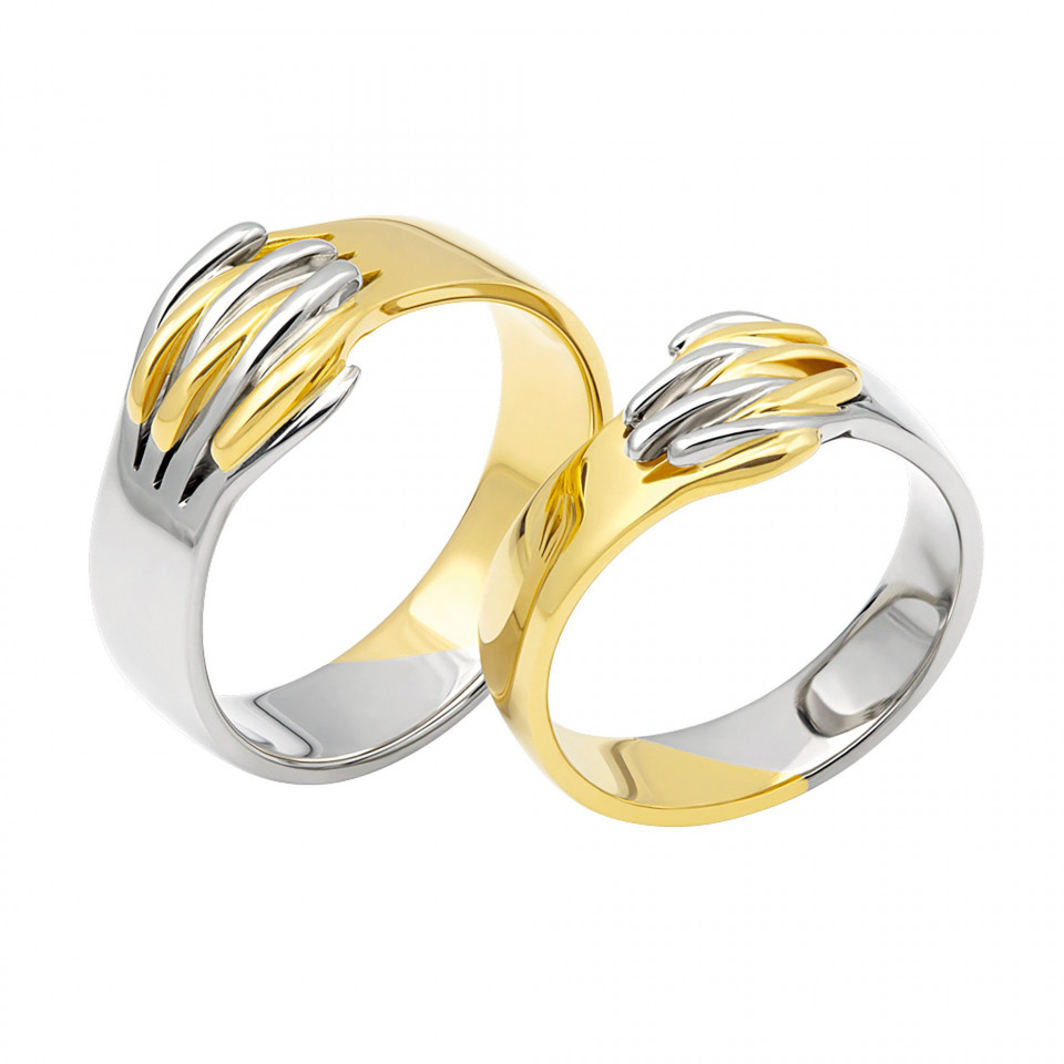 twee gouden en zilveren ringen met een klauwontwerp