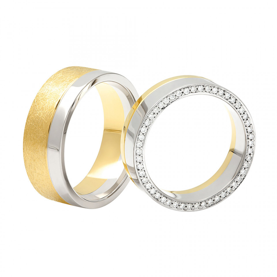 twee trouwringen met gele en witte diamanten