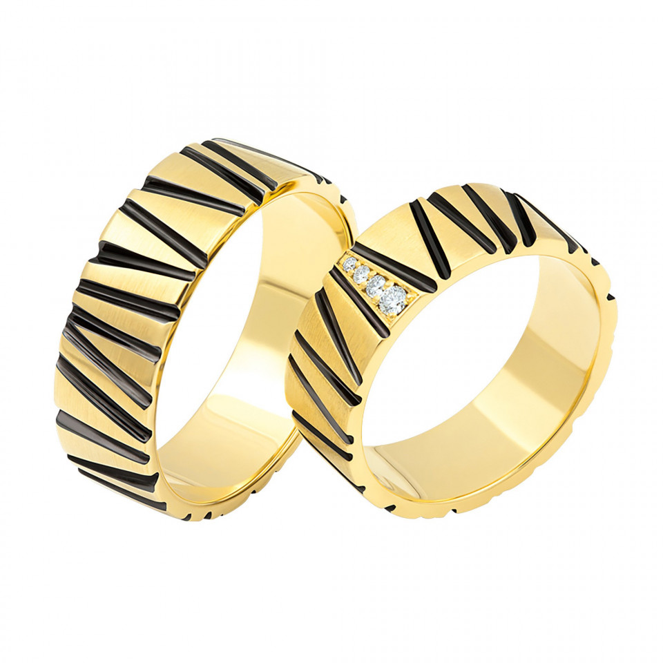 twee gouden en zwarte trouwringen met diamantenaccenten