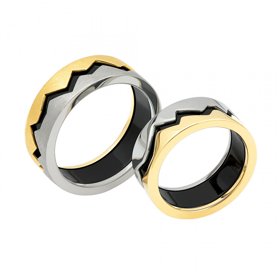 twee ringen met zwarte en gouden banden