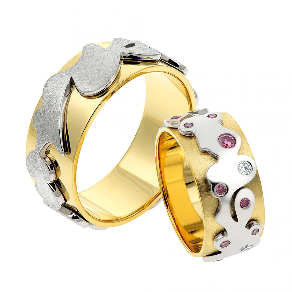 twee trouwringen met roze saffieren in goud en zilver