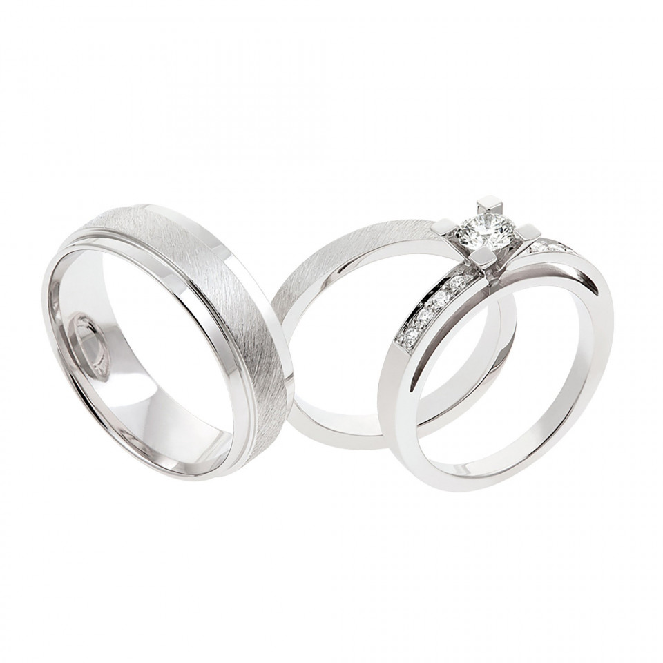 drie trouwringen met diamanten op een witte achtergrond