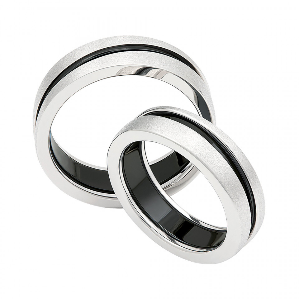 twee trouwringen met zwart en witte strepen