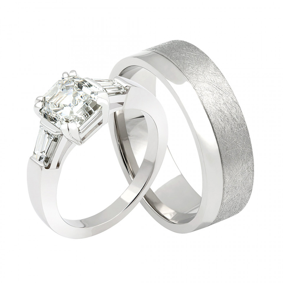 twee trouwringen met een diamant in het midden