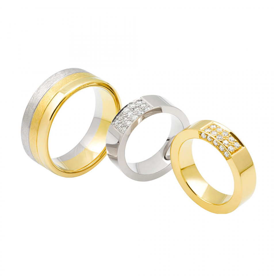 drie verschillend gekleurde gouden en zilveren ringen