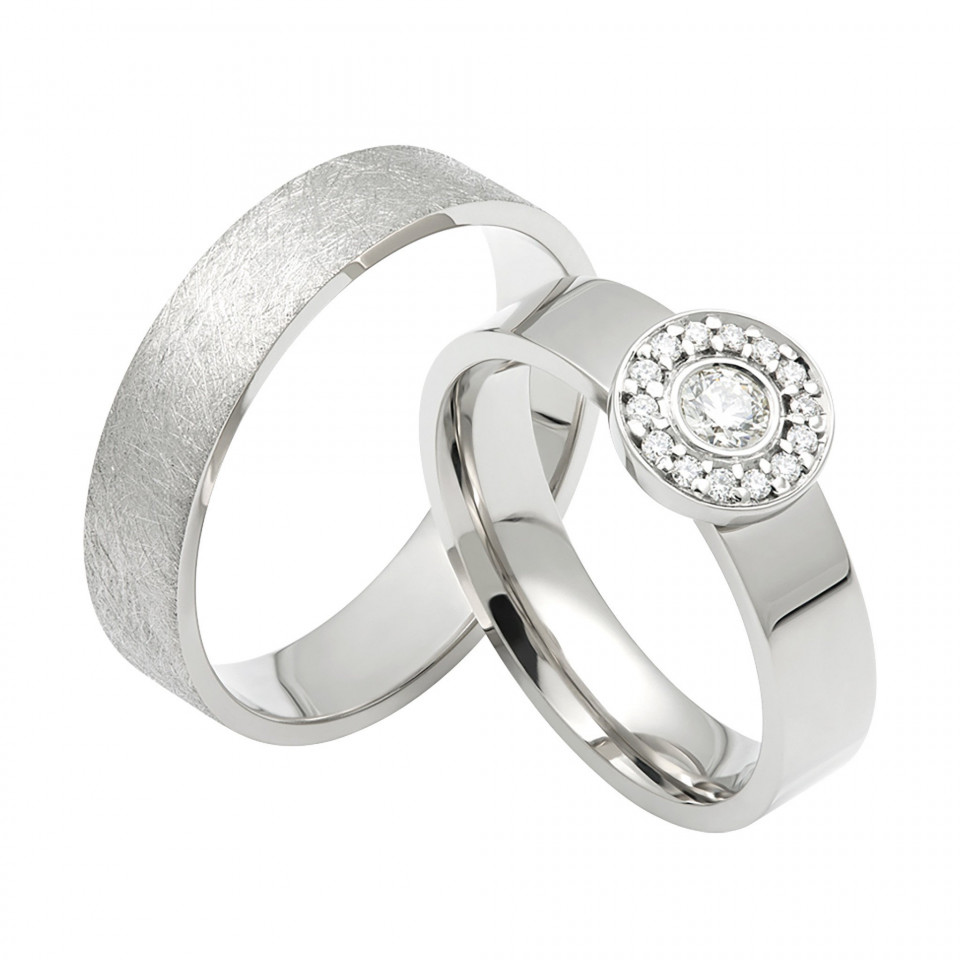 twee trouwringen met diamanten aan de zijkanten