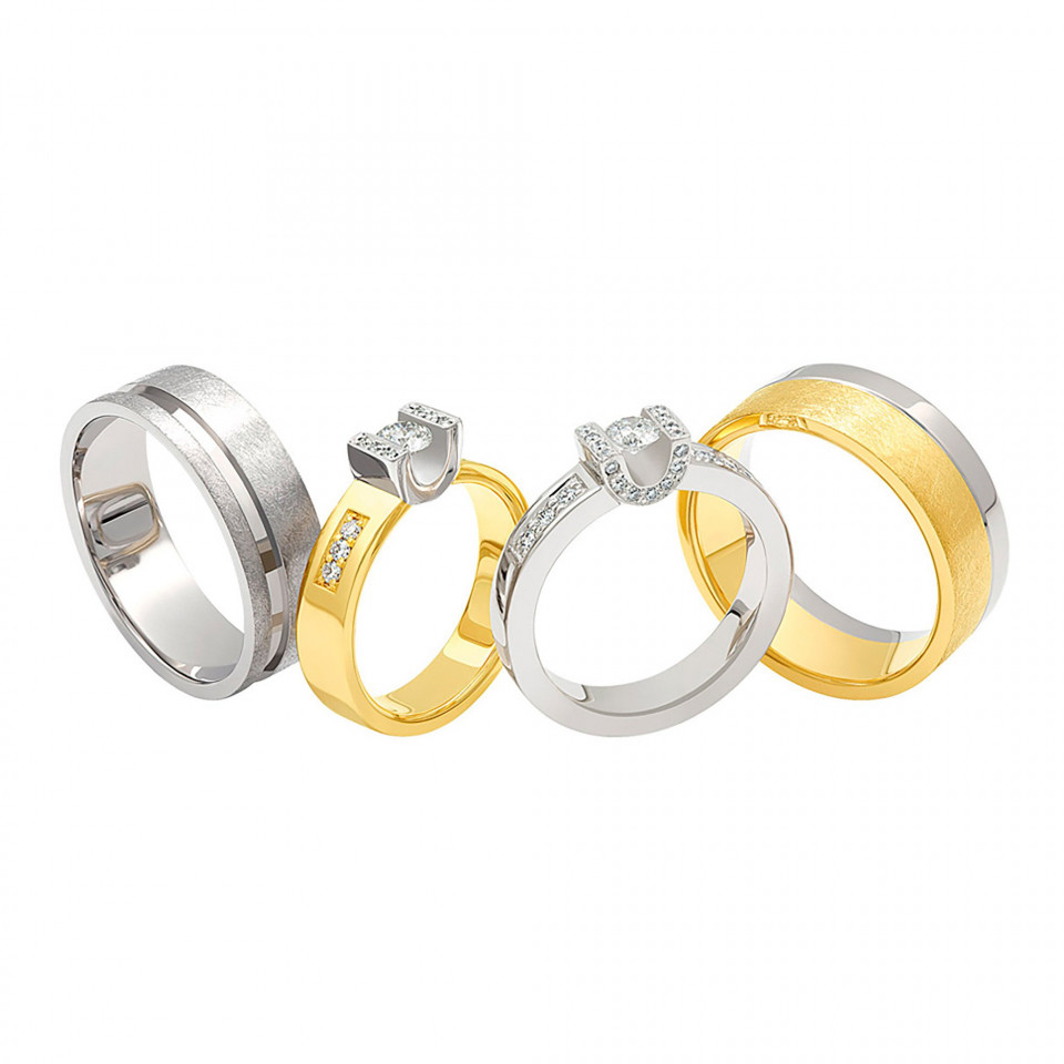 drie verschillend gekleurde trouwringen op een witte achtergrond
