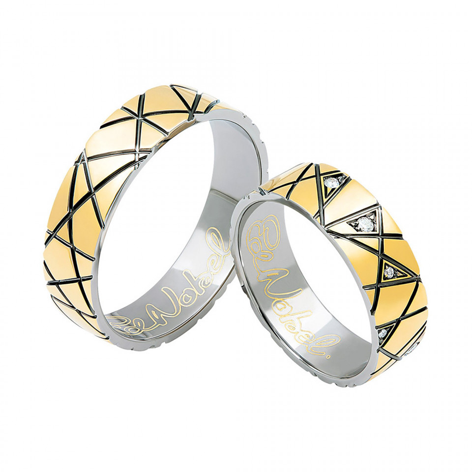 twee trouwringen met goud en zwarte diamanten