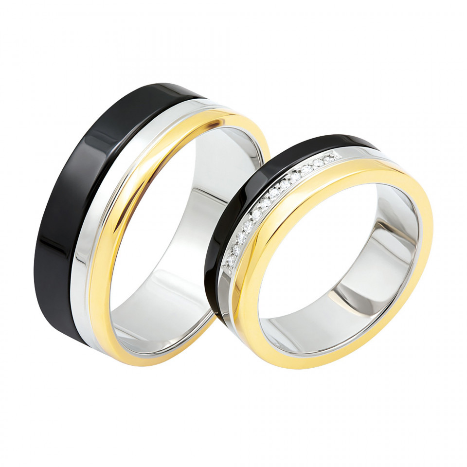 twee trouwringen met zwarte en witgouden