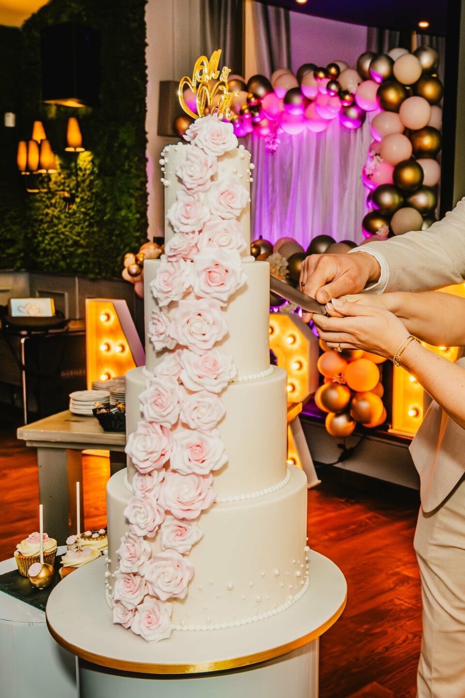 een man en een vrouw die een bruidstaart snijden