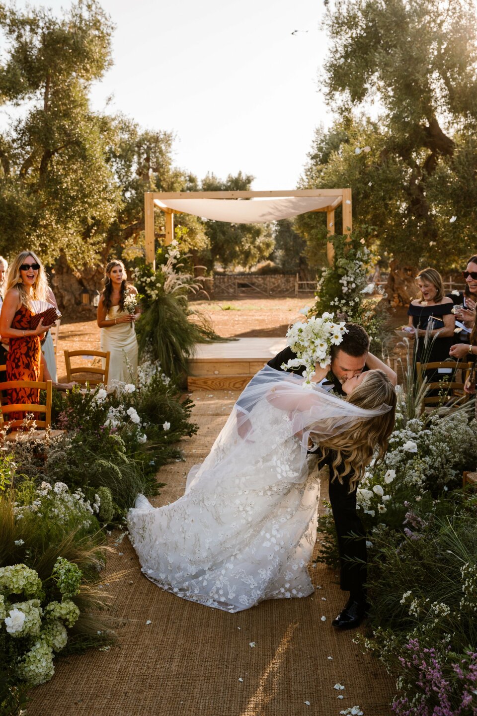 een bruid en bruidegom die kussen aan het einde van hun huwelijksceremonie