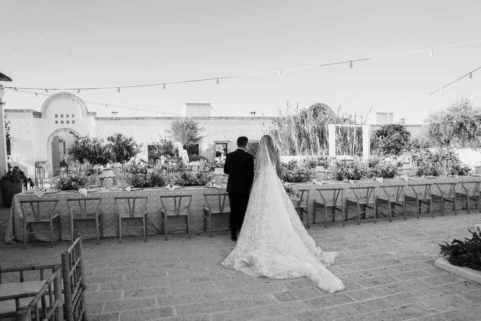 een zwart-wit foto van een bruid en bruidegom