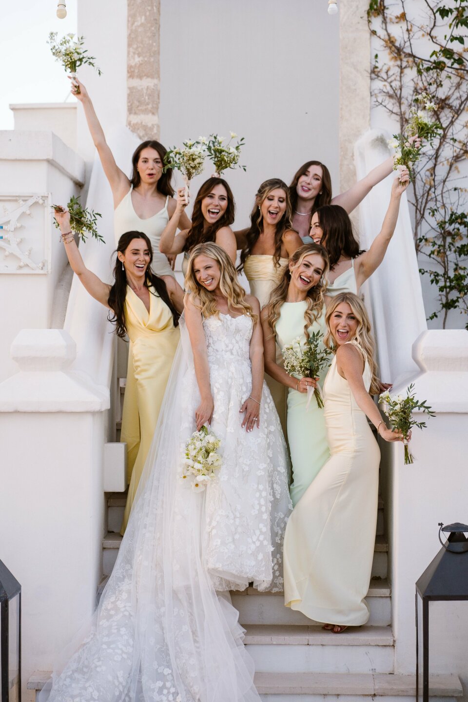 de bruid en haar bruidsmeisjes die poseren voor een foto