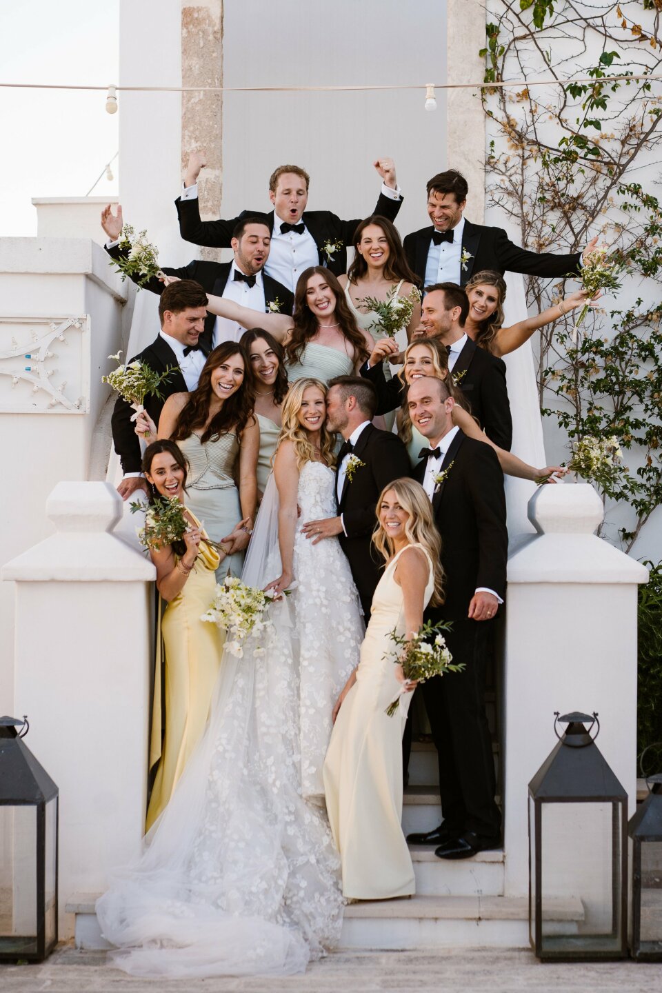 een grote groep mensen die poseren voor een foto