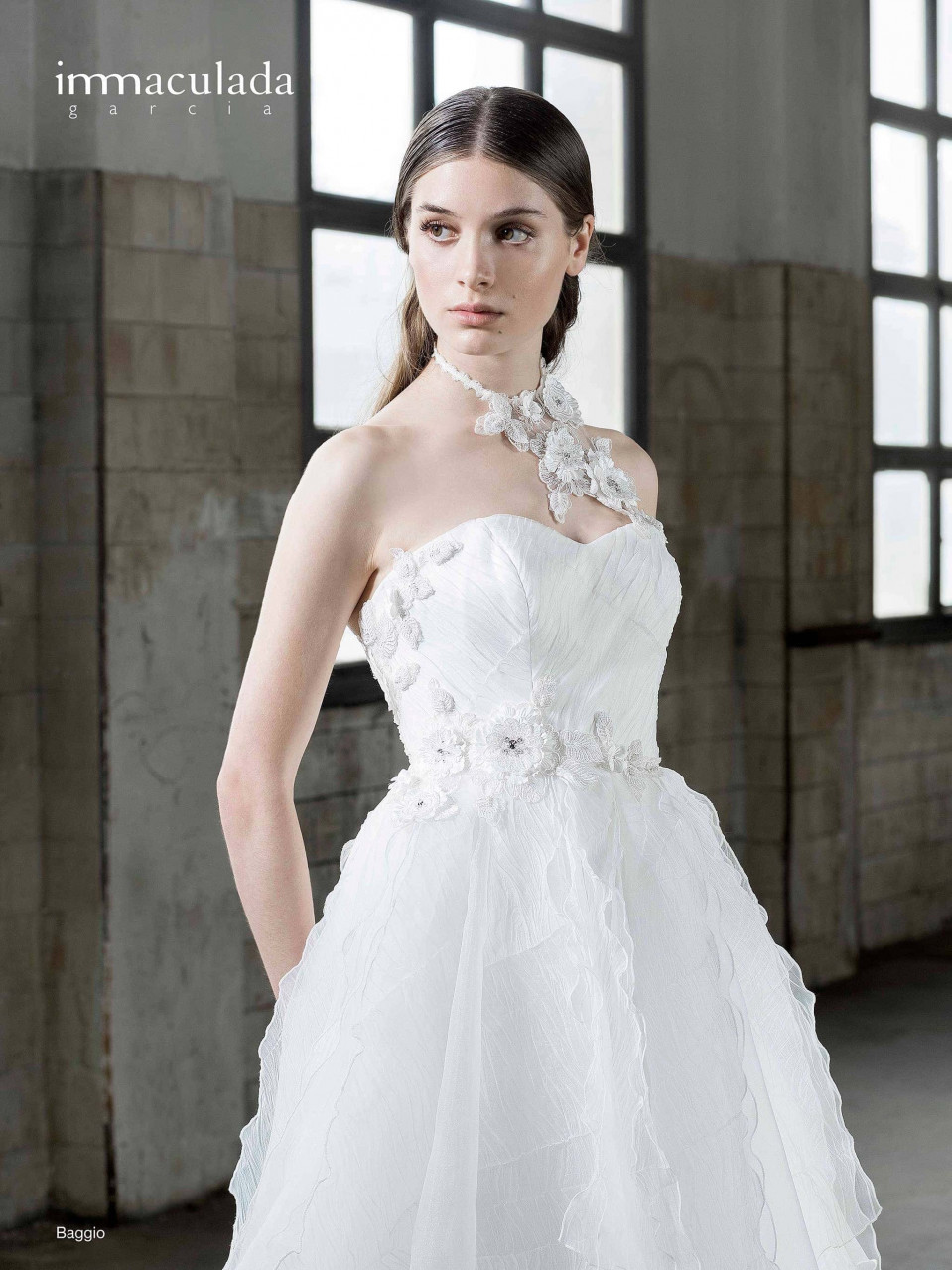 een mooie vrouw die een trouwjurk draagt