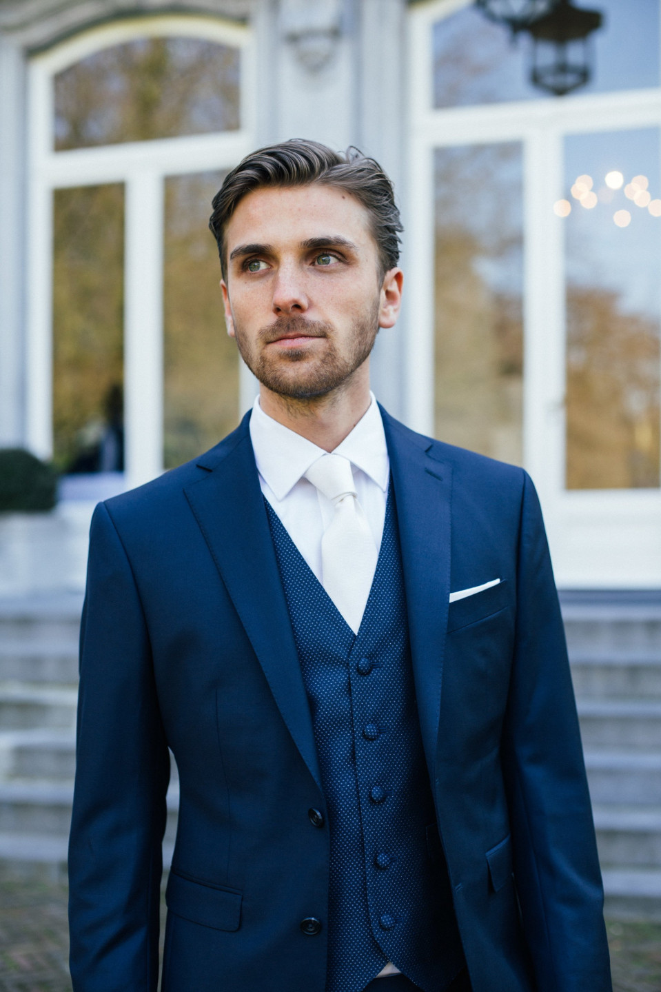 een man in een blauw pak en wit overhemd