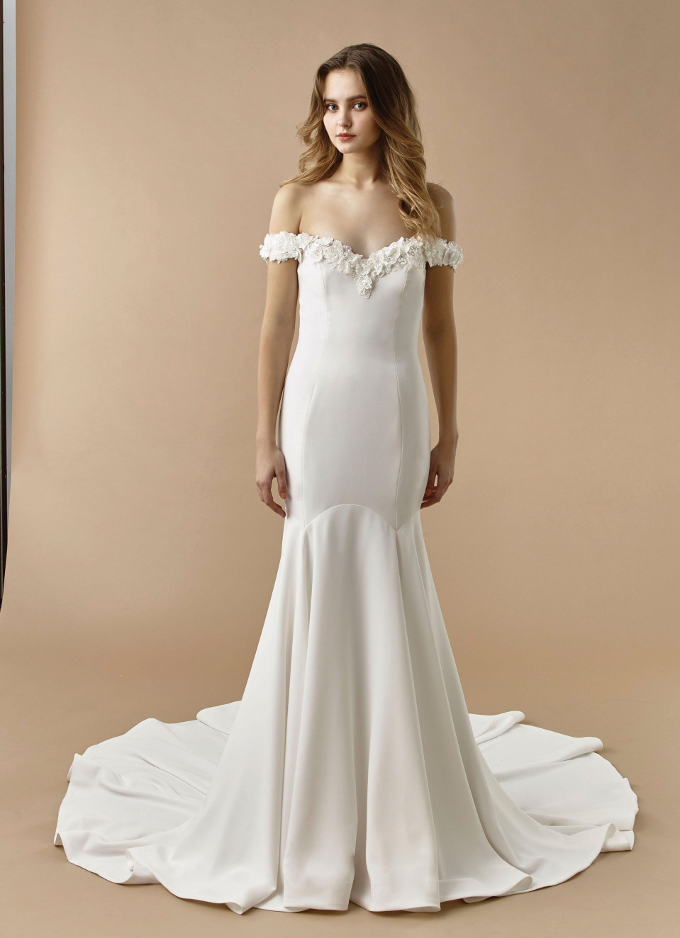 de off-shoulder trouwjurk is gemaakt van satijn en heeft een lange sleep