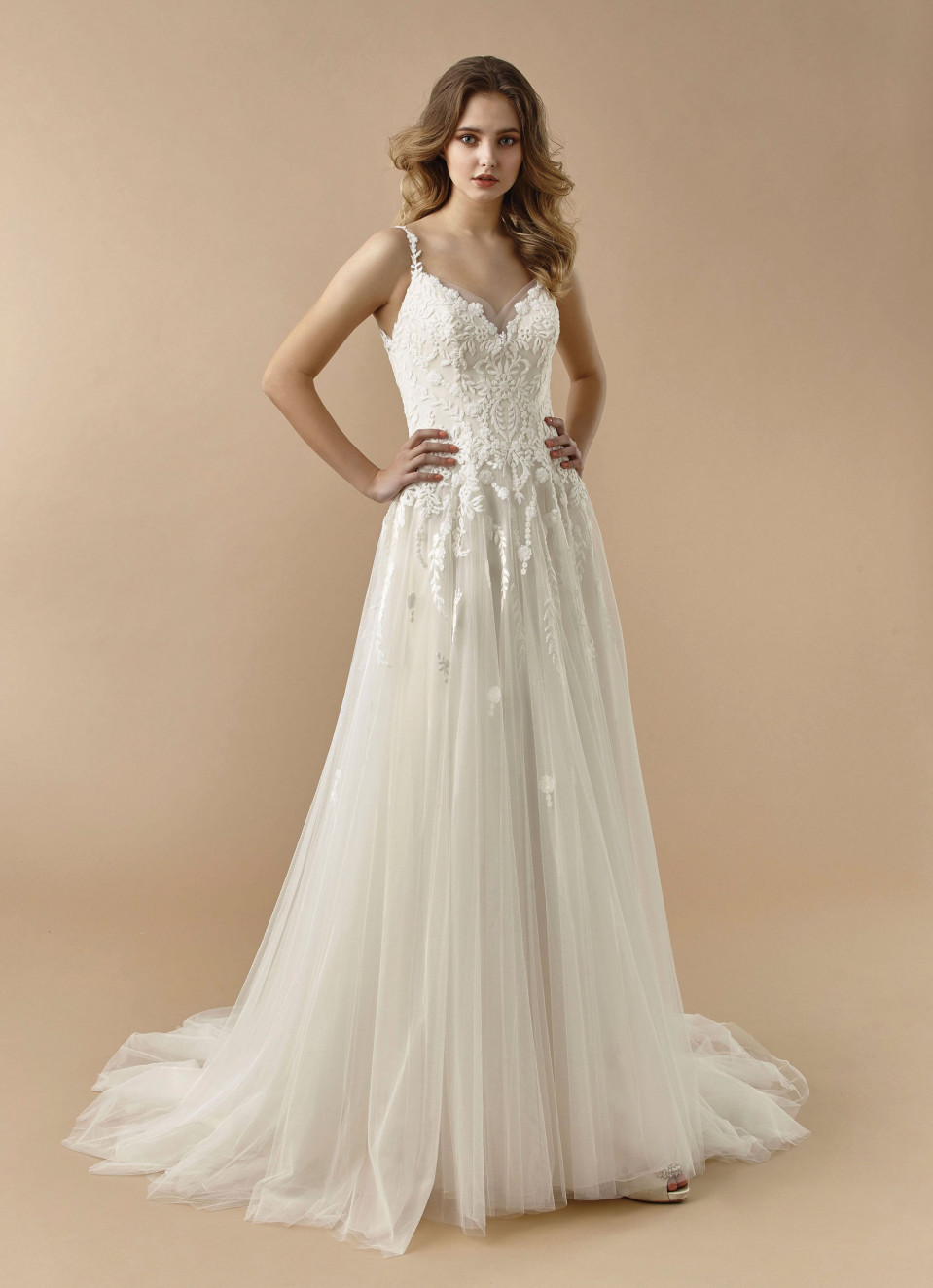 de trouwjurk is een prachtige witte japon met een sweetheart halslijn en een