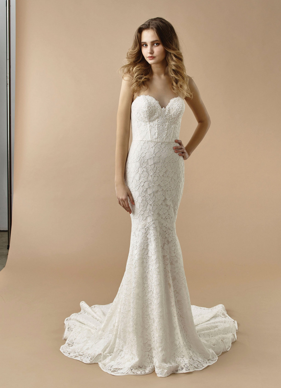 de strapless trouwjurk is gemaakt van kant en heeft een sweetheart halslijn