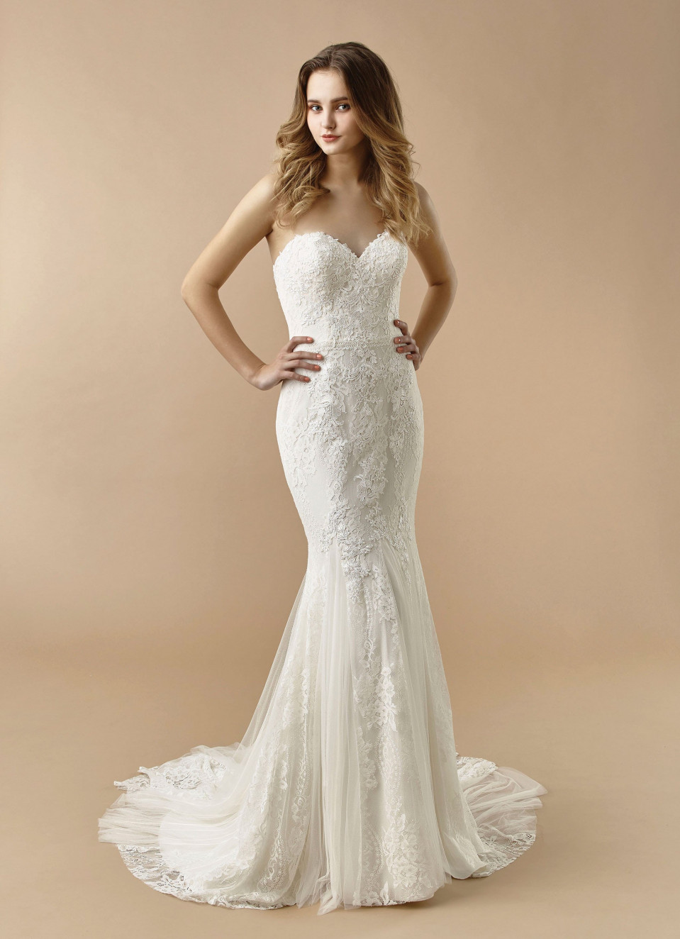 de strapless zeemeermin trouwjurk is gemaakt van kant en tule