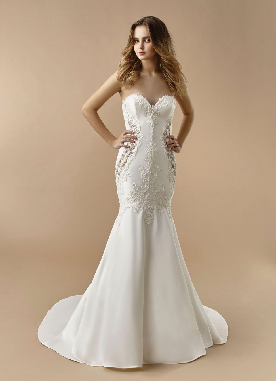 de strapless zeemeermin trouwjurk is gemaakt van satijn en kant