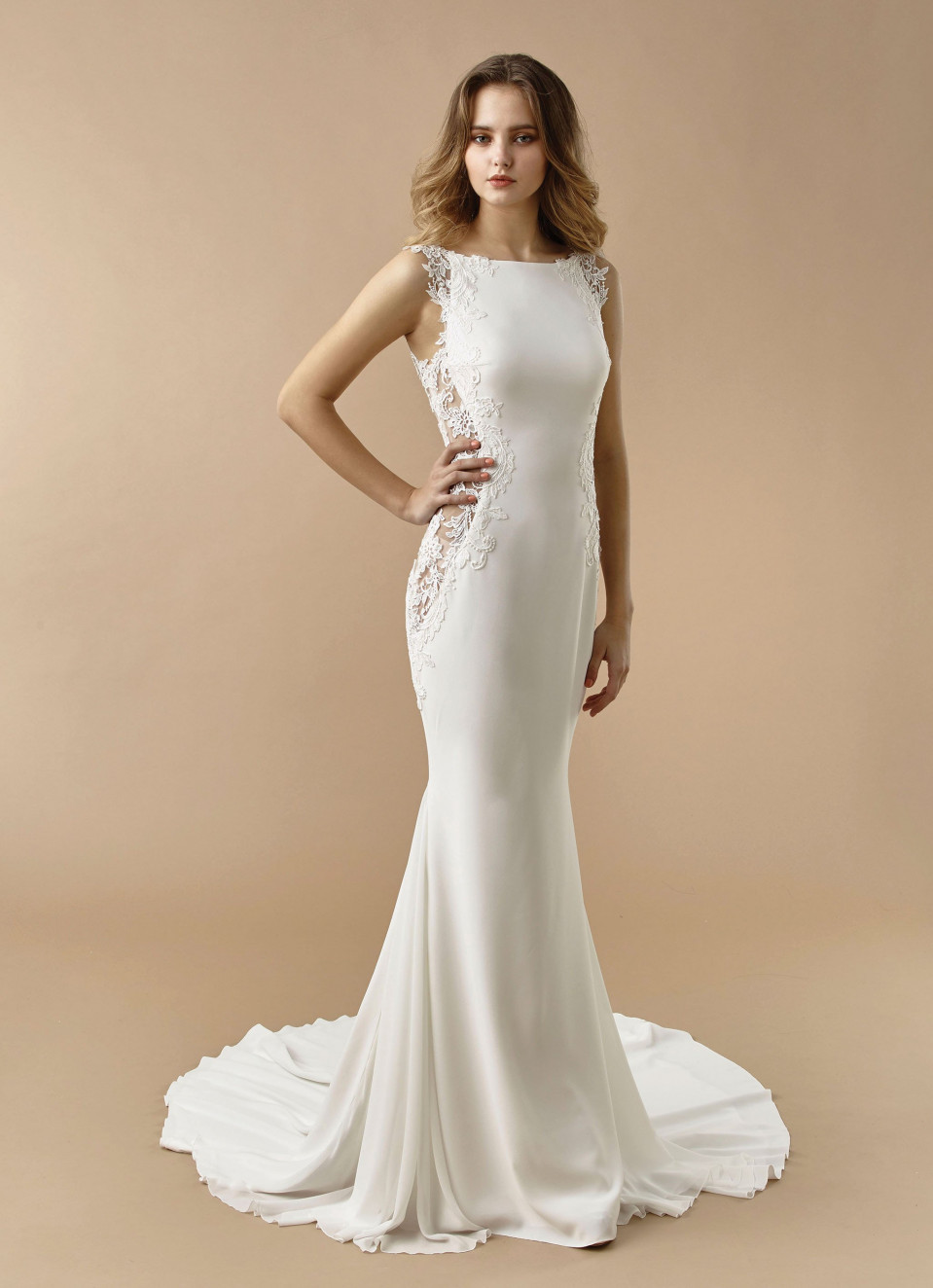 de achterkant van deze trouwjurk is open en heeft een doorschijnend, kanten lijfje