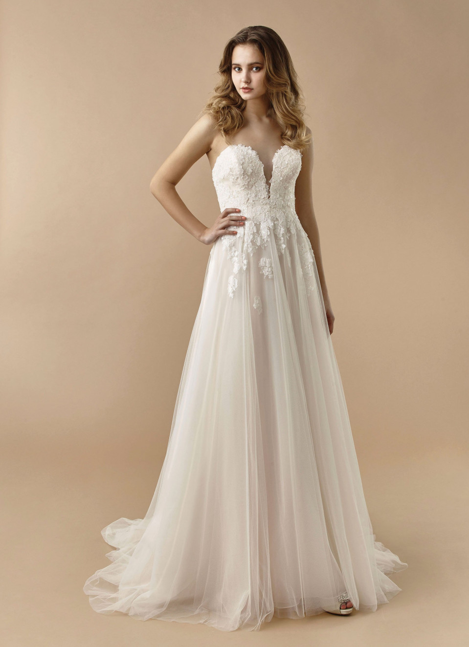 de trouwjurk is gemaakt van tule en kant