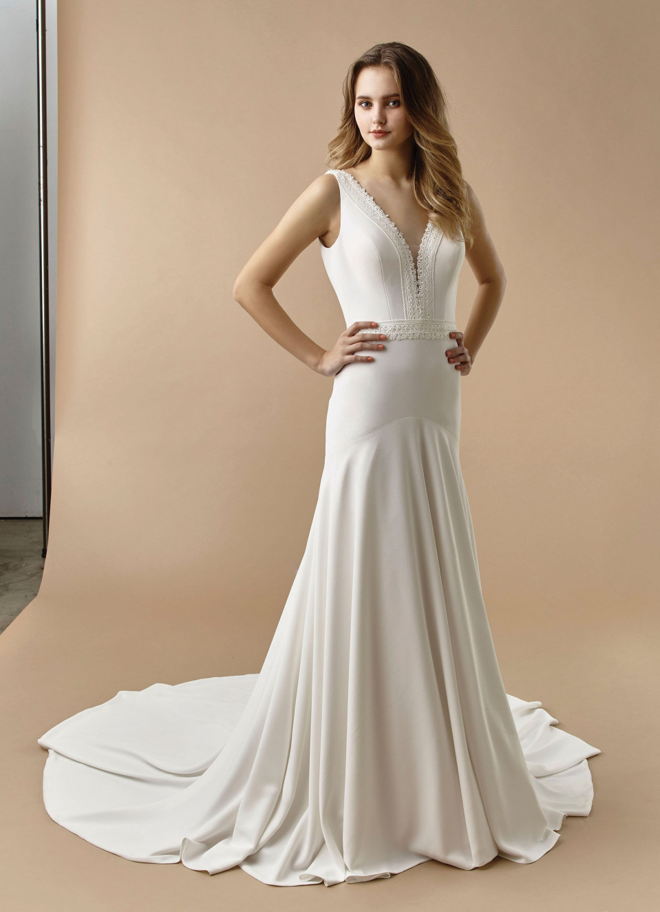 de trouwjurk is gemaakt van satijn en heeft een v-hals