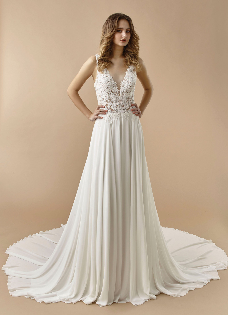 de trouwjurk is gemaakt van chiffon en chiffon