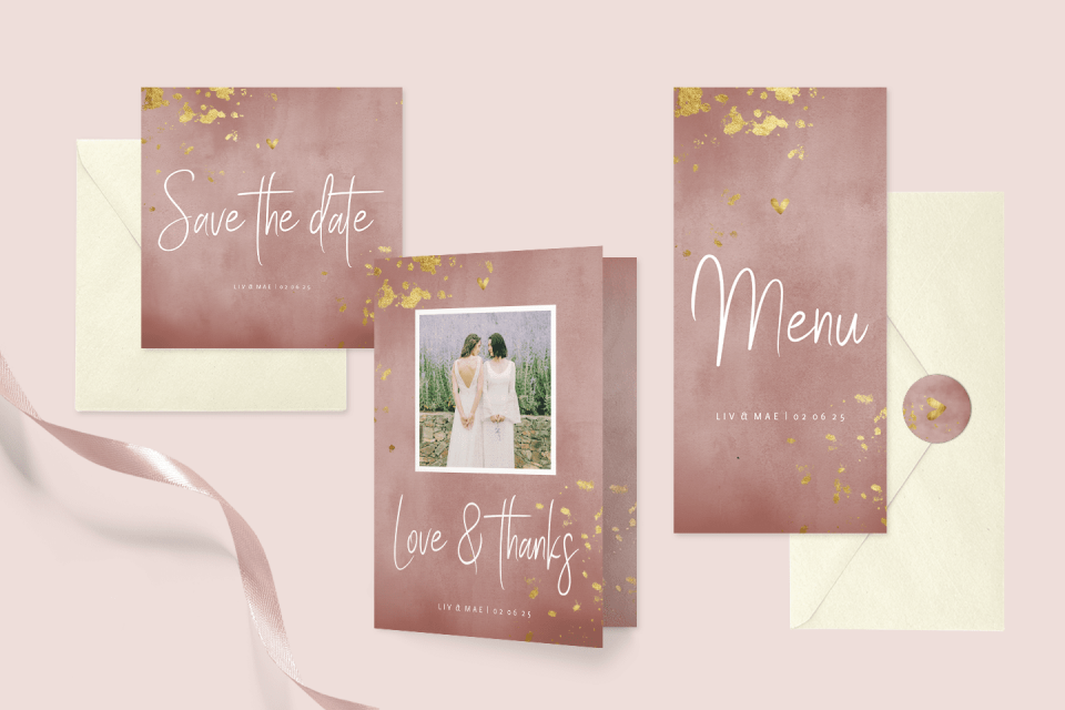 trouwuitnodigingsset met gouden folie en roze lint