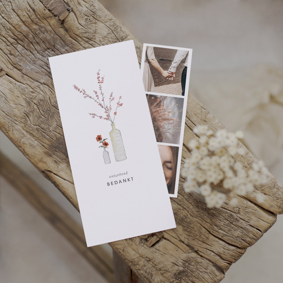 een foto van een vrouw en bloemen op een tafel