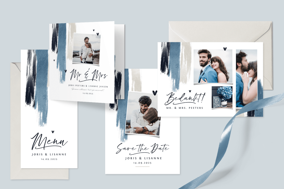 de trouwuitnodiging suite bevat een fotokaart, een lint en een blauw lint