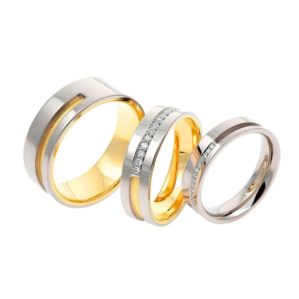 drie trouwringen met diamanten in verschillende kleuren