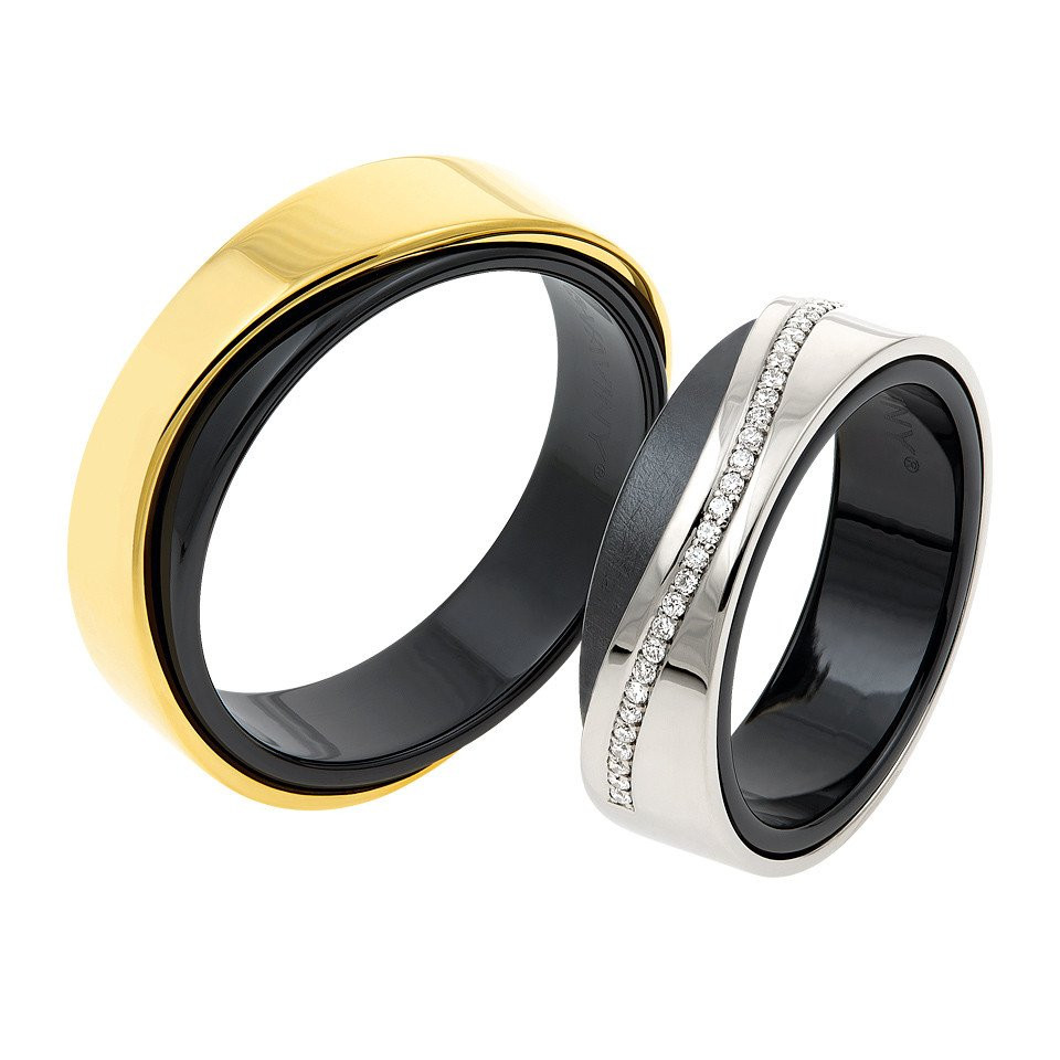 twee trouwringen met zwart en wit goud